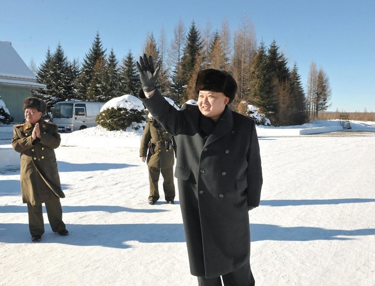 金正恩视察哨所 女兵激动簇拥