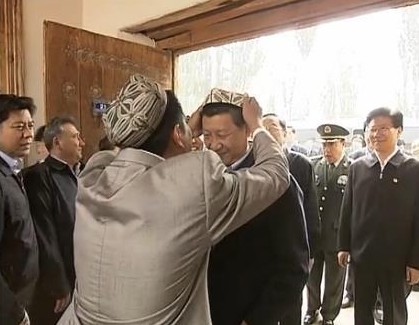 习近平赴新疆考察 戴上维吾尔族花帽