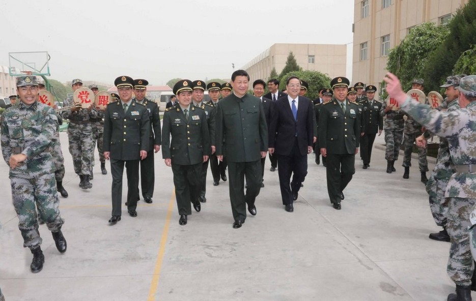 习近平赴新疆考察 戴上维吾尔族花帽