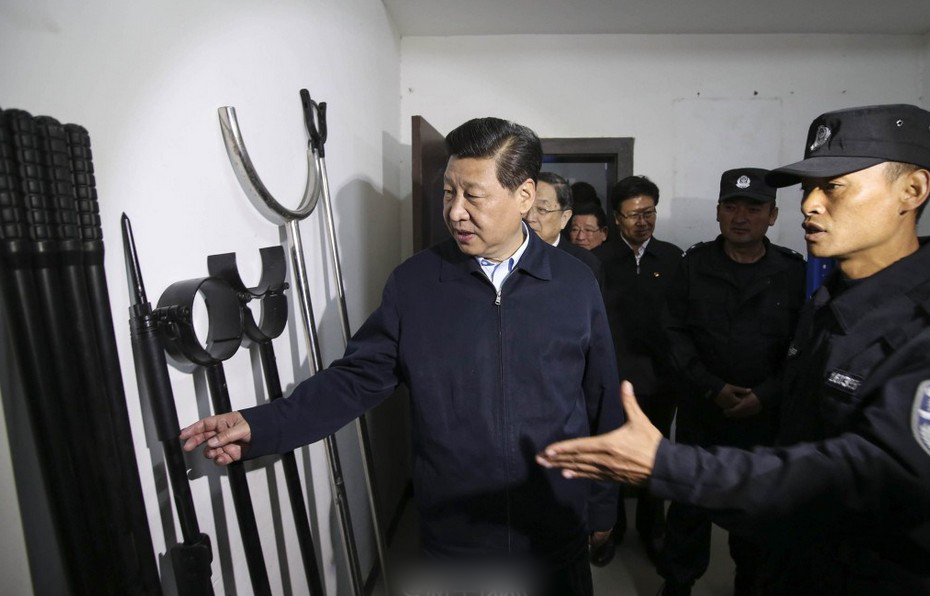 习近平赴新疆考察 戴上维吾尔族花帽