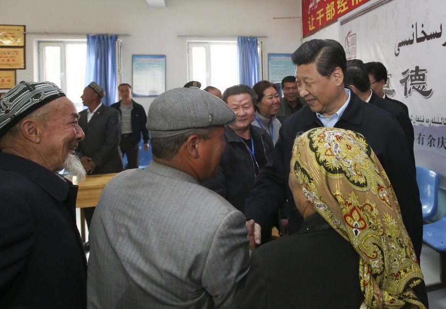 习近平赴新疆考察 戴上维吾尔族花帽