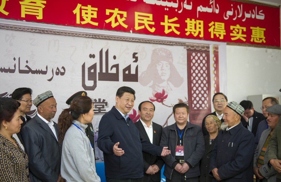 习近平赴新疆考察 戴上维吾尔族花帽