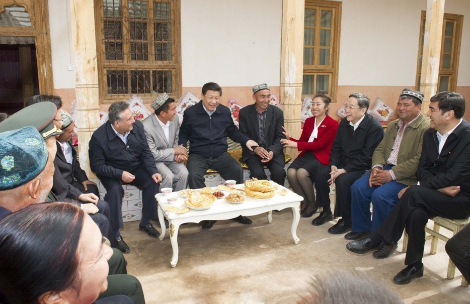 习近平赴新疆考察 戴上维吾尔族花帽