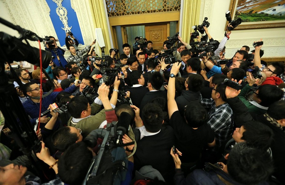 新疆党委书记张春贤20分钟“突围”300记者