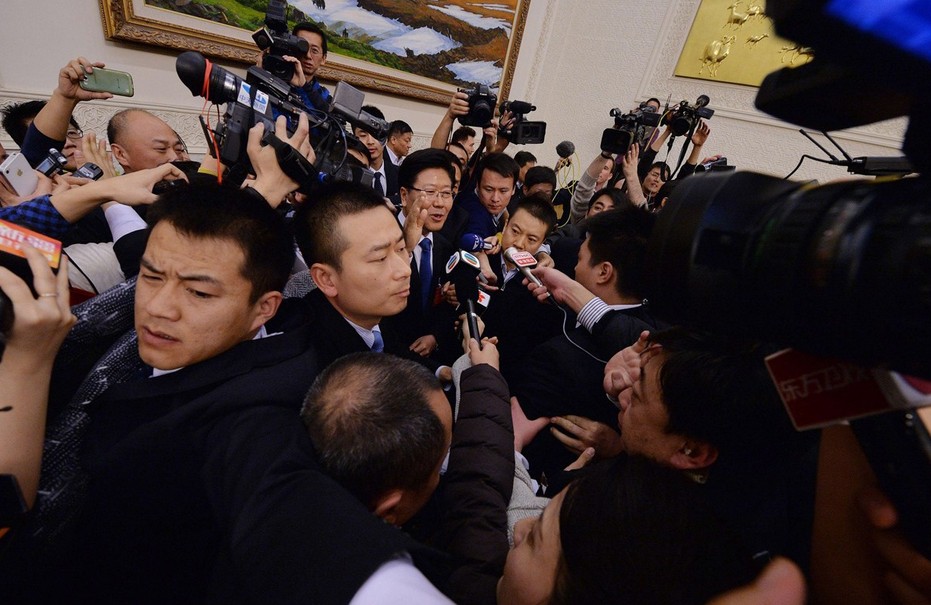 新疆党委书记张春贤20分钟“突围”300记者