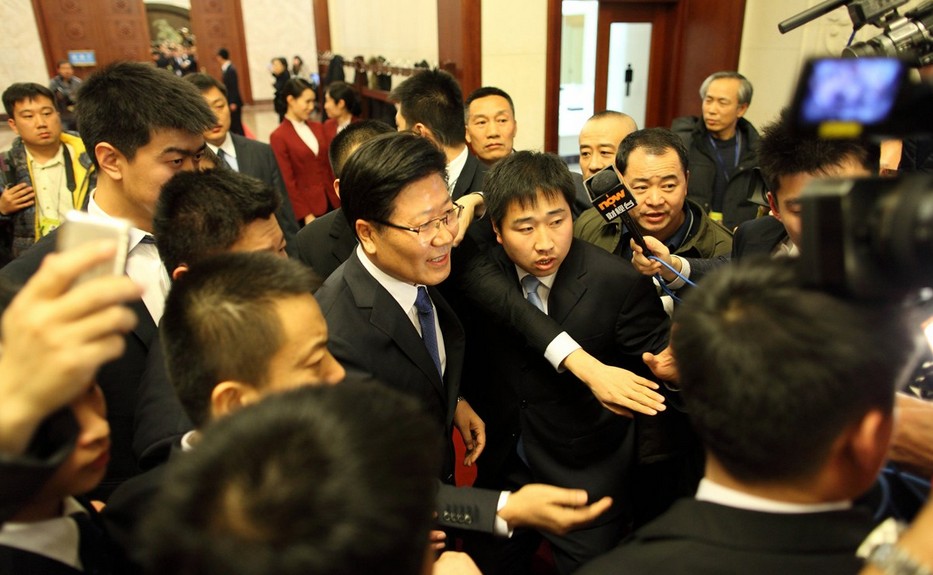 新疆党委书记张春贤20分钟“突围”300记者