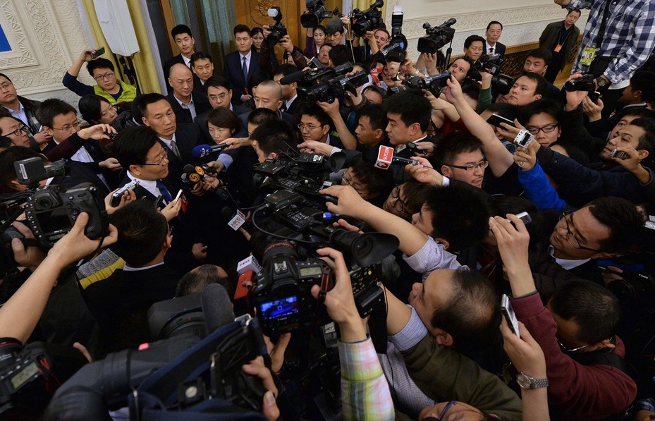 新疆党委书记张春贤20分钟“突围”300记者