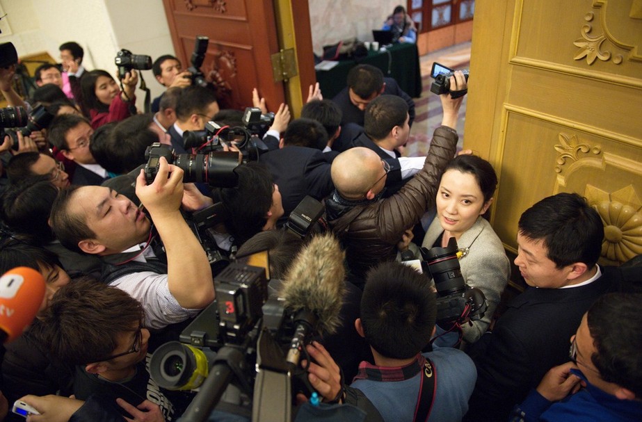 新疆党委书记张春贤20分钟“突围”300记者