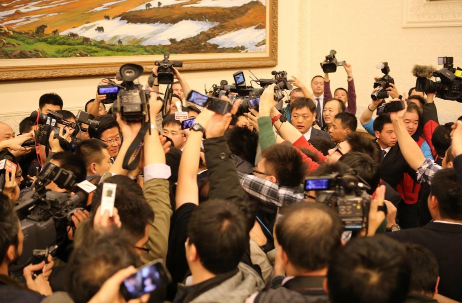 新疆党委书记张春贤20分钟“突围”300记者