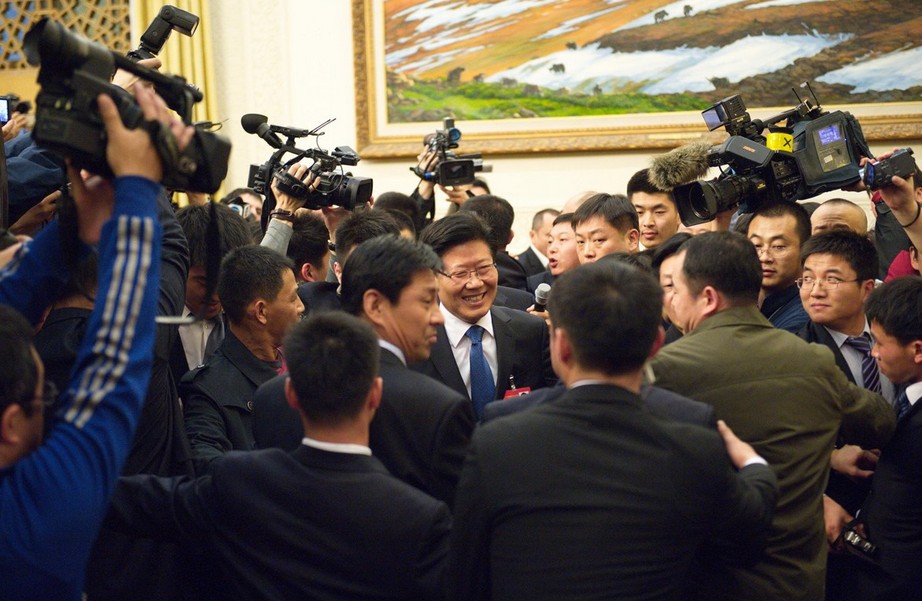 新疆党委书记张春贤20分钟“突围”300记者