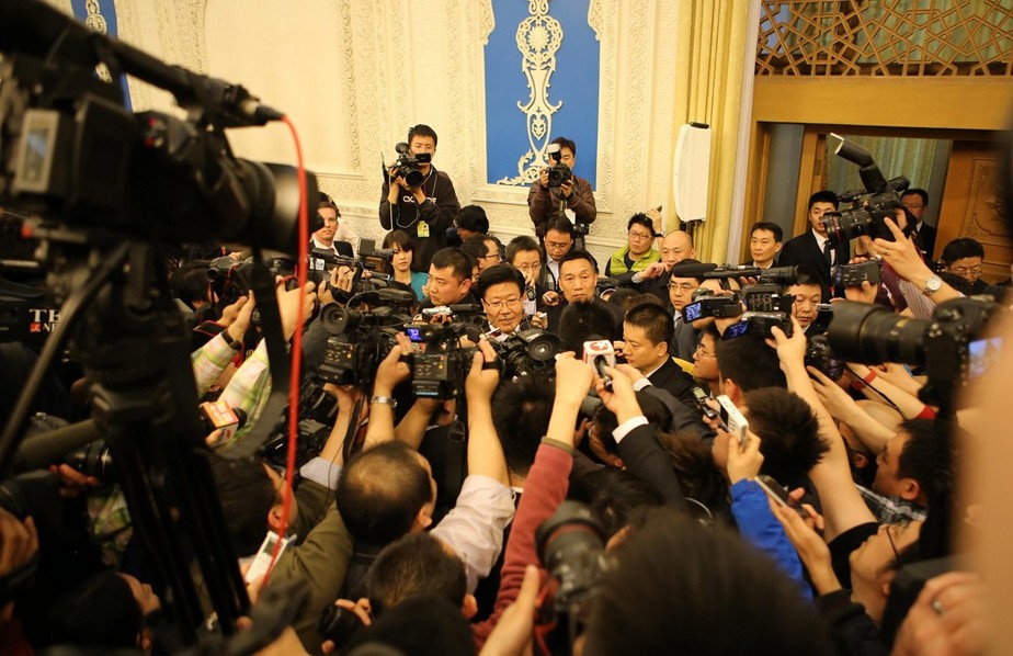 新疆党委书记张春贤20分钟“突围”300记者
