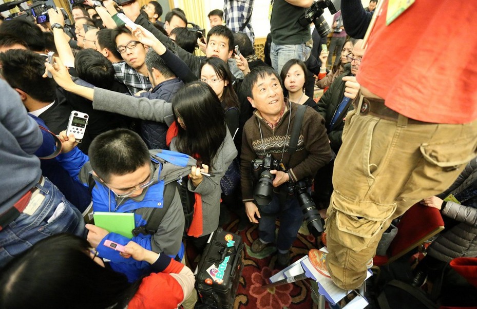 新疆党委书记张春贤20分钟“突围”300记者
