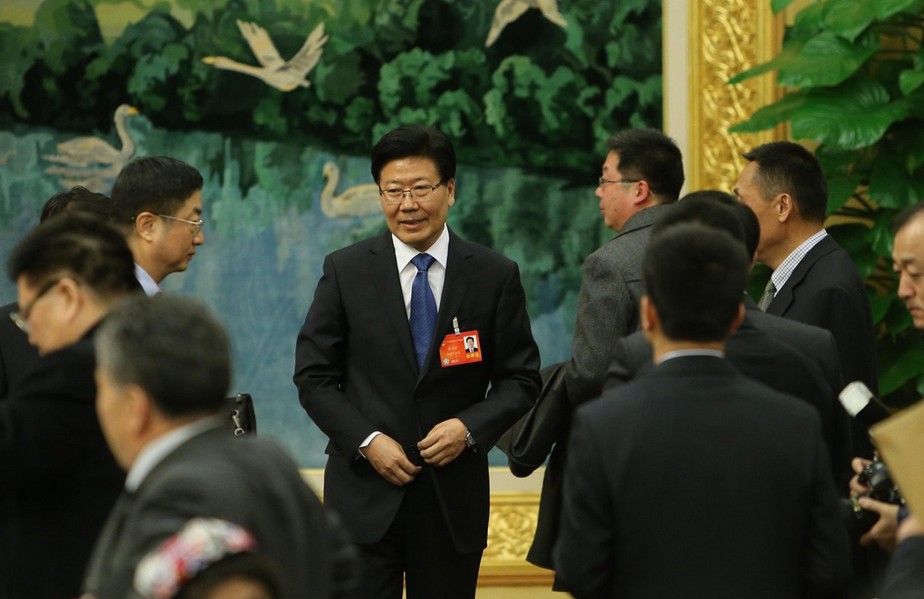 新疆党委书记张春贤20分钟“突围”300记者