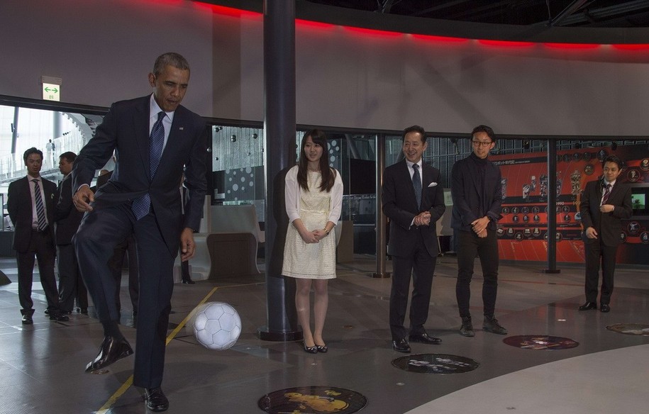 奥巴马在东京与机器人踢球