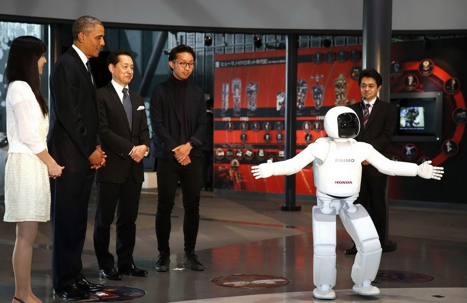 奥巴马在东京与机器人踢球