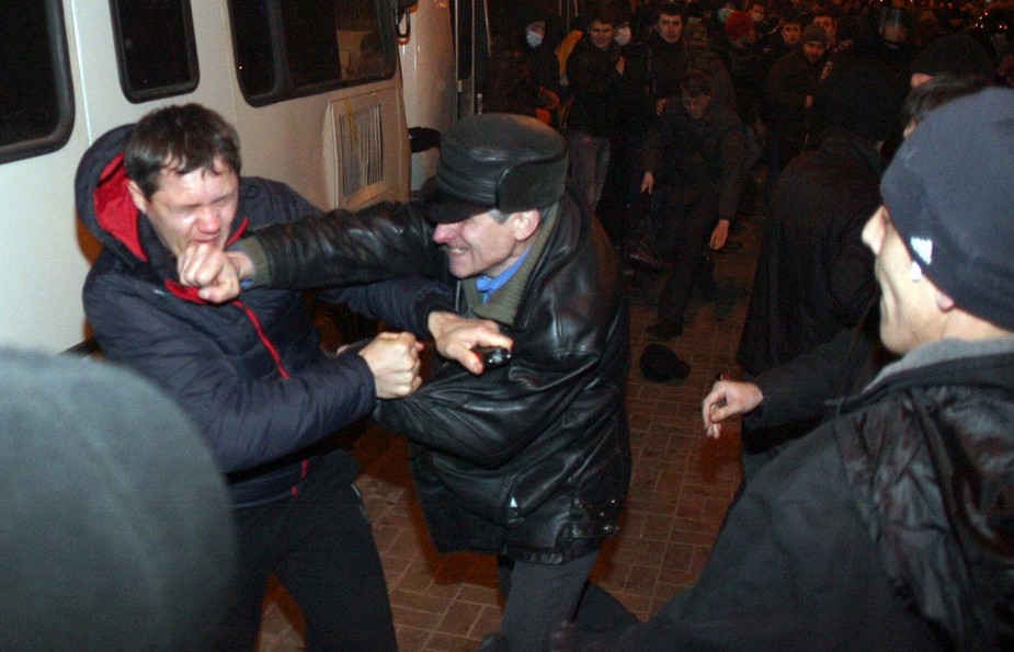 当地时间2014年3月13日，乌克兰顿涅茨克，亲俄与亲乌克兰的民众发生激烈冲突，致十余人受伤，最后警方出面阻止冲突继续发生。