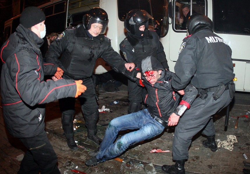 当地时间2014年3月13日，乌克兰顿涅茨克，亲俄与亲乌克兰的民众发生激烈冲突，致十余人受伤，最后警方出面阻止冲突继续发生。