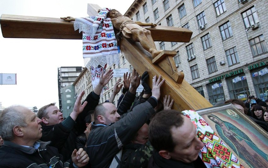 乌克兰首都广场鲜花遍地 缅怀冲突中死难者