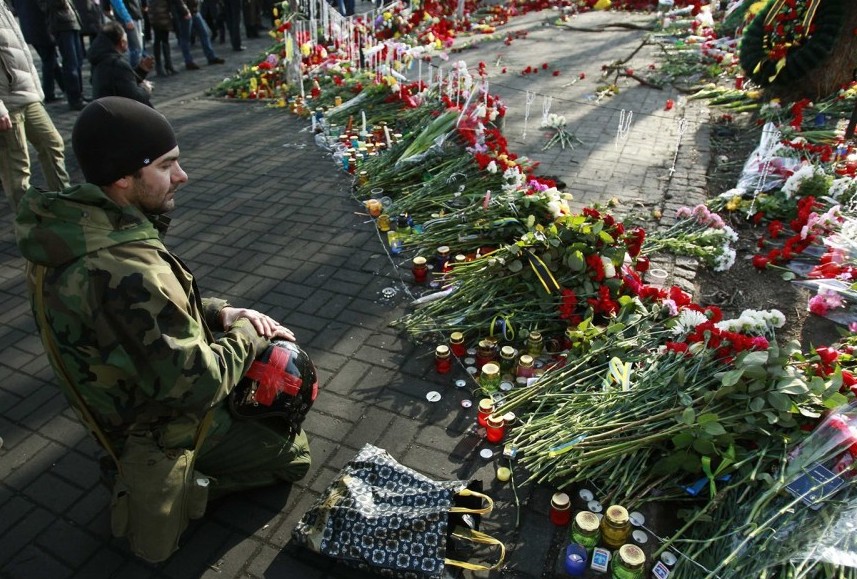 乌克兰首都广场鲜花遍地 缅怀冲突中死难者