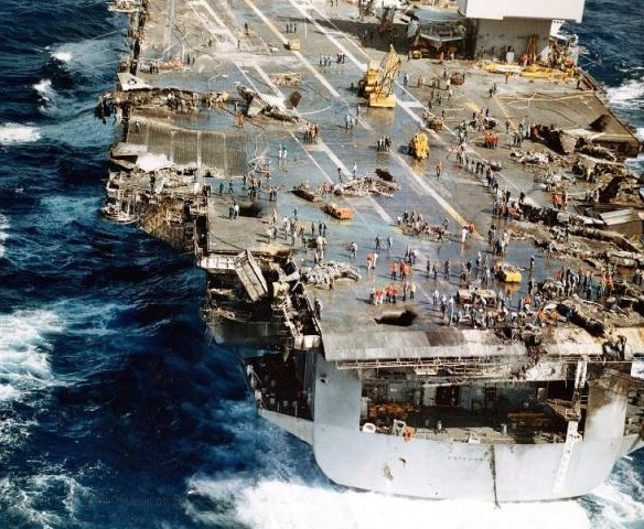 美国核动力航母被炸五个大洞