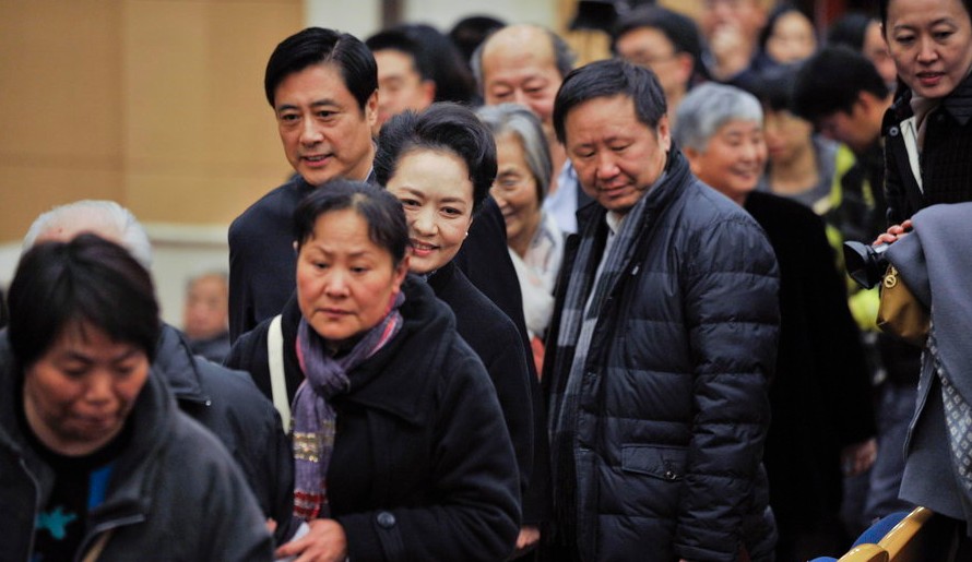 彭丽媛出席音乐会和普通观众一起入场