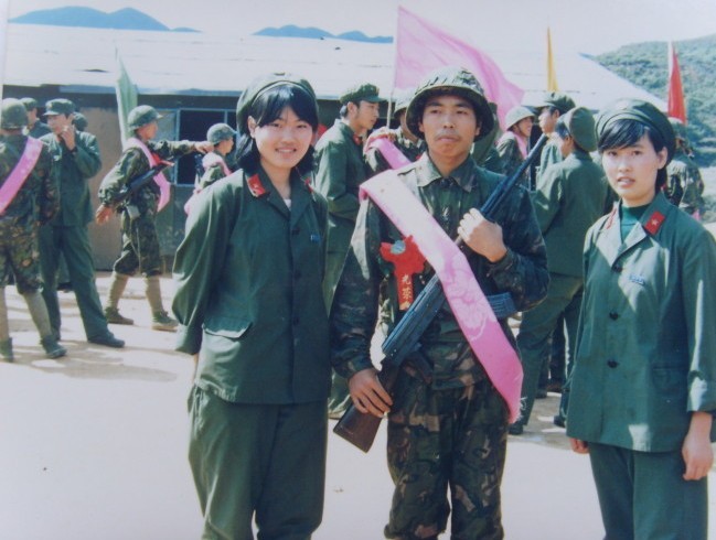 对越反击女兵的微笑