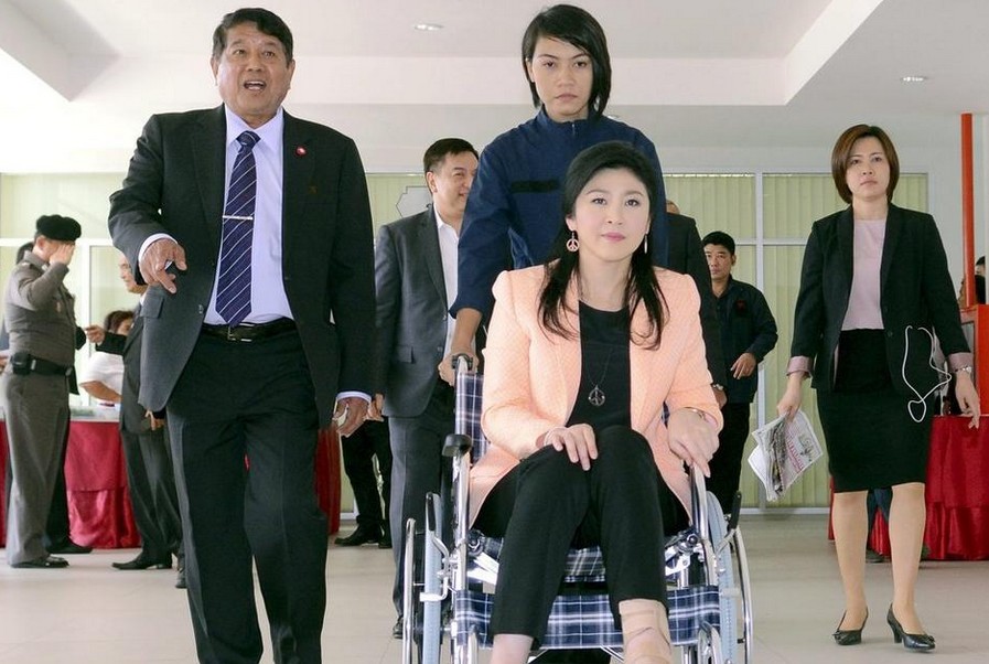 泰国总理英拉坐轮椅现身内阁会议