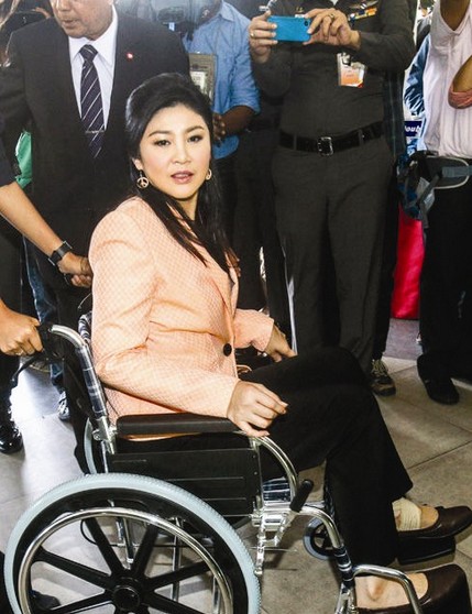 泰国总理英拉坐轮椅现身内阁会议
