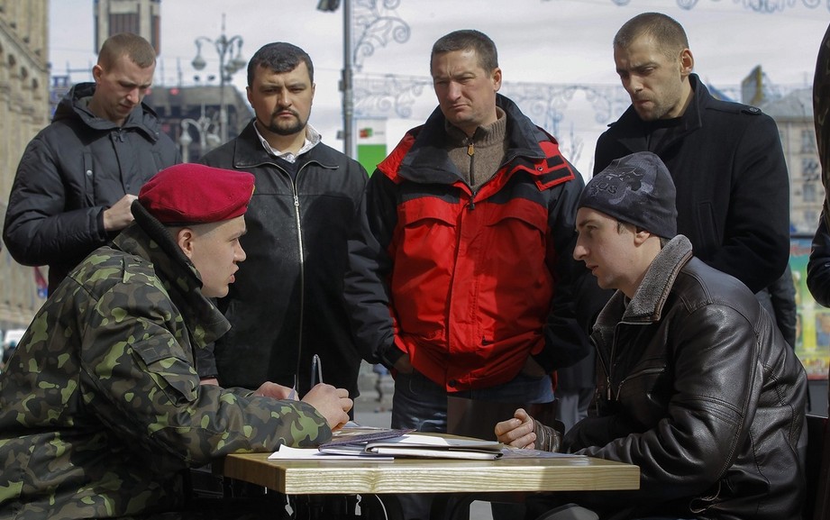 乌克兰首都民众排队应征入伍