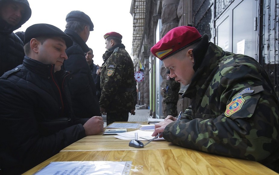 乌克兰首都民众排队应征入伍