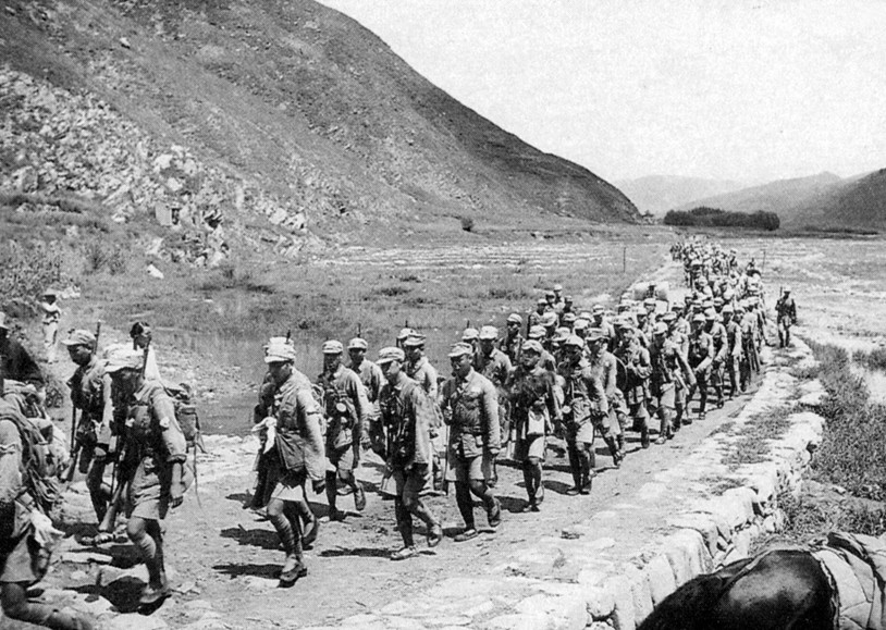 图为五台山附近的八路军部队（1938年）。