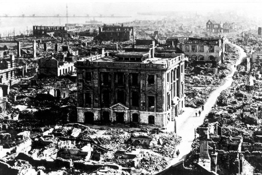 地震，以及由地震引发的火灾、海啸给日本造成了巨大损失。这种损失什么时候看也能称得上天文数字。日本共有25.3万所房屋毁于地震，44.7万所房屋被大火烧毁，海啸冲毁的房屋也达到了868所。整个关东受灾地区14.3万人丧生，20多万人负伤，财产损失达300亿美元。
