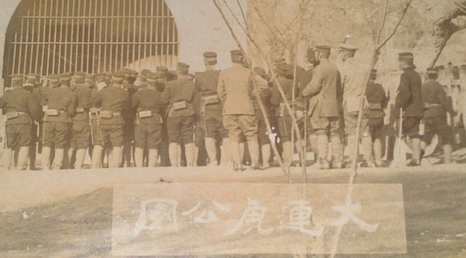 图为占领大连的日军。