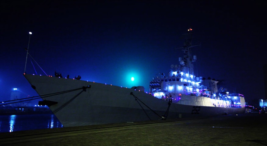 青岛港夜幕下看参演外军战舰