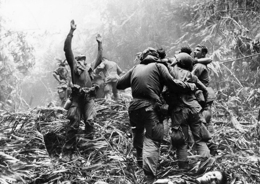 大部分美军士兵都生于和平年代的美国，现在却如此近距离接触死亡，很多战士都陷入失魂落魄之中。痛失战友，伤亡惨重，士兵眼中的战场才是真正的人间地狱。图为受伤的美军士兵互相搀扶着转移。