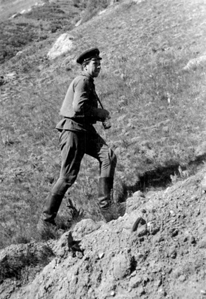 国内战争结束后，工农红军于1924~1925年期间进行了一场全面的军事改革，逐步建立起一支正规化的无产阶级军队，到30年代后期，苏联红军已成为世界上敢与任何帝国主义强国匹敌的军队。图为前苏联边防军旧照。
