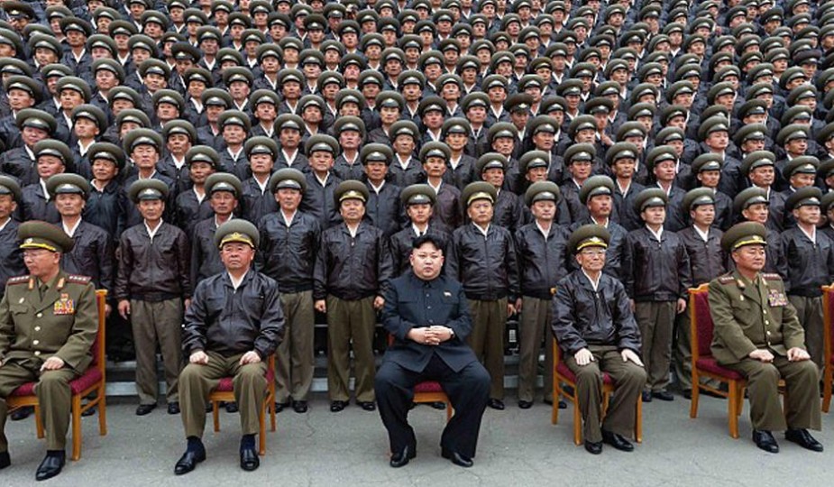 金正恩视察朝鲜空军 被女兵团团围住