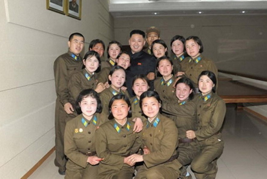 金正恩视察朝鲜空军 被女兵团团围住
