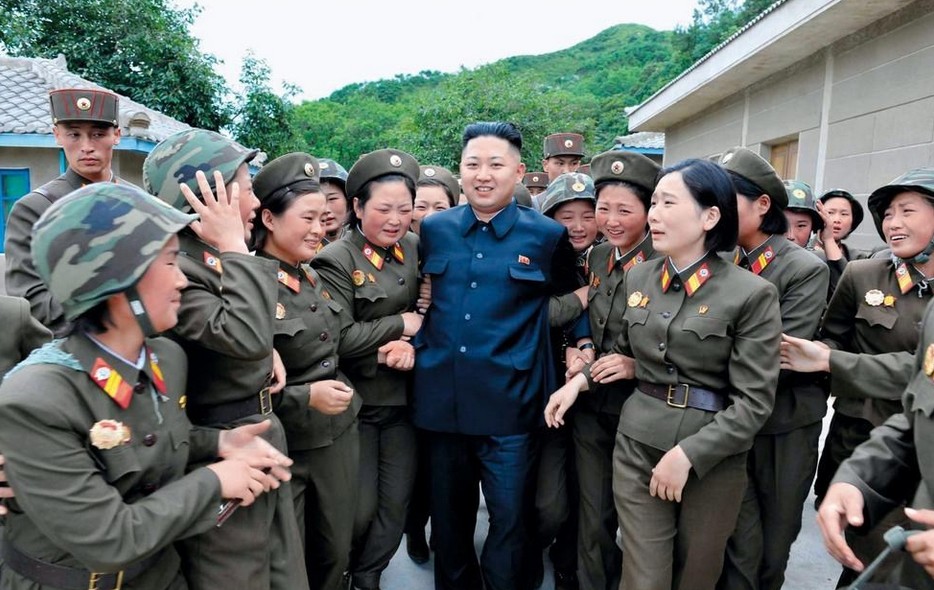 金正恩视察朝鲜空军 被女兵团团围住
