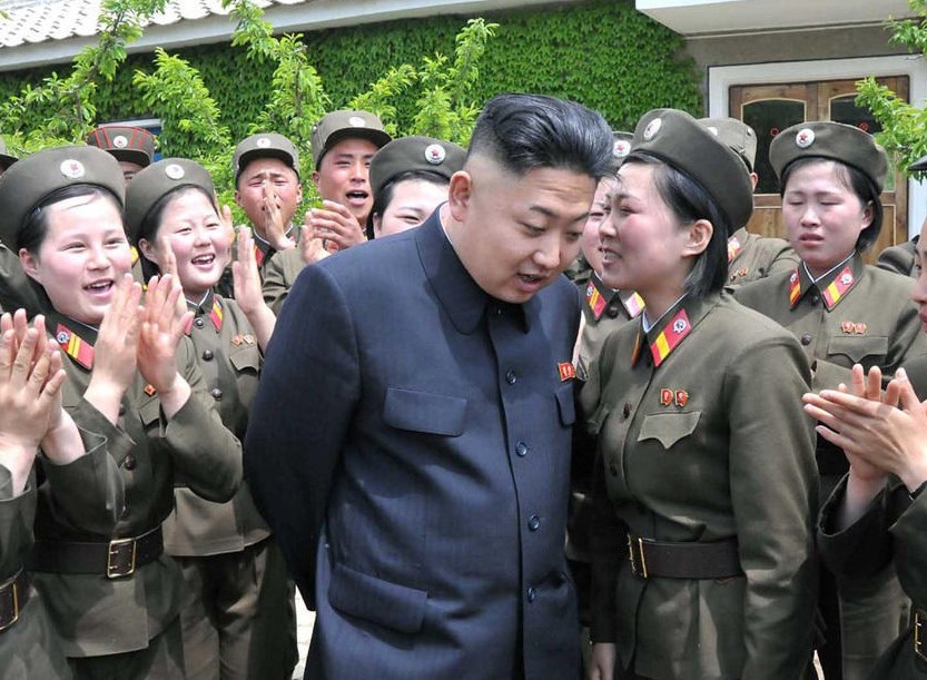 金正恩视察朝鲜空军 被女兵团团围住