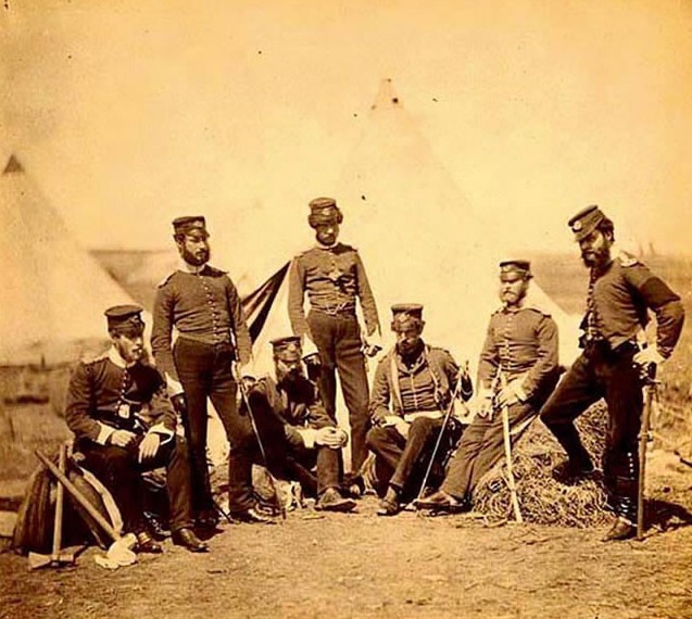克里米亚战争，在1853年10月20日因争夺巴尔干半岛的控制权而在欧洲大陆爆发的一场战争，奥斯曼帝国、英国、法国、撒丁王国等先后向沙皇俄国宣战，1856年才结束，以沙皇俄国的失败而告终，从而引发了国内的革命斗争。罗杰·芬顿在克里米亚拍摄的英军第90步兵团。