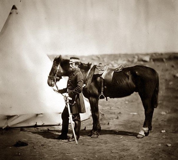 很少有人知道，巴拉克拉瓦战役和随后的塞瓦斯托波尔防御战乃是历史上首次战地摄影报道，摄影师是英国人罗杰·芬东或译作罗杰·芬顿（Roger Fenton）。 图为雷柏中将副官上尉莱亚德。