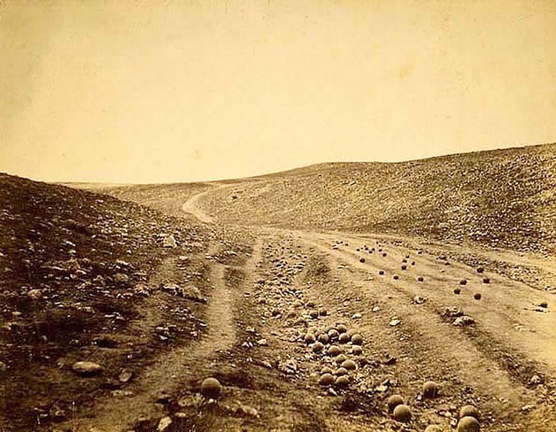 芬顿拍摄的布满炮弹、备受争议的图片《死亡阴影峡谷》