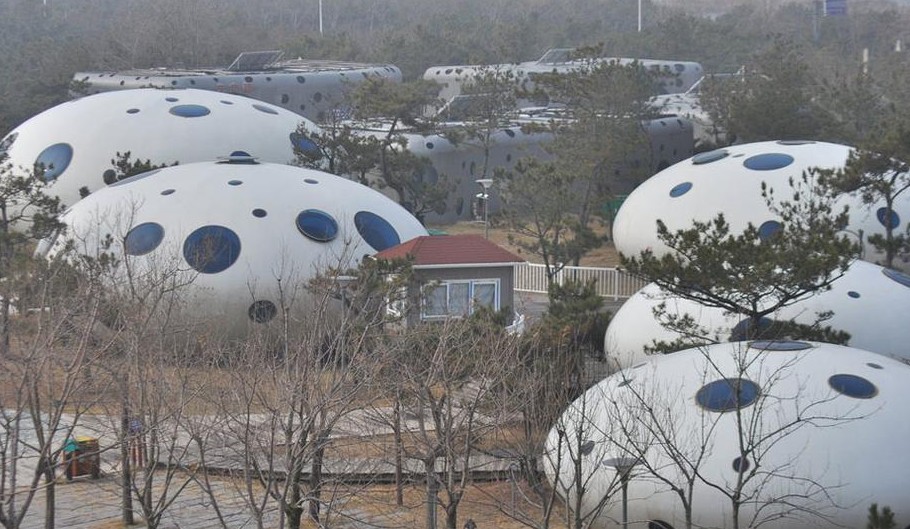 山东日照海滩现“UFO”建筑群