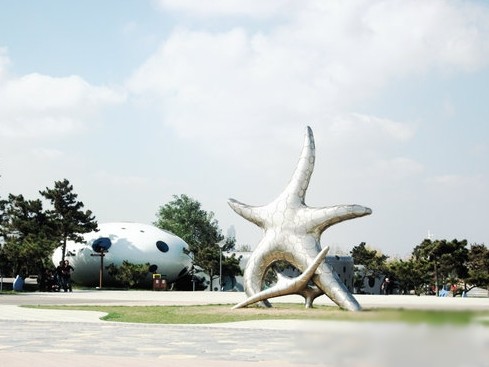 山东日照海滩现“UFO”建筑群