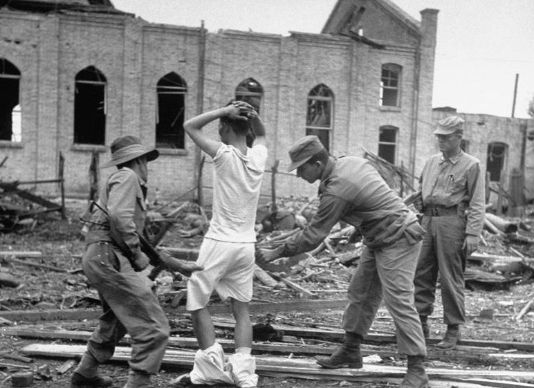 1950年10月，平壤战役中在朝鲜沙里院由联合国部队捕获的朝鲜士兵被剥去衣服。