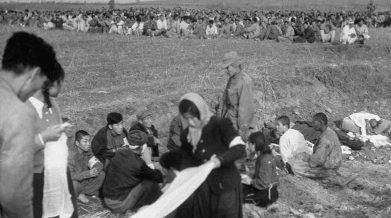 1950年10月，朝鲜，平壤战役中美军看押大批被俘朝鲜士兵。