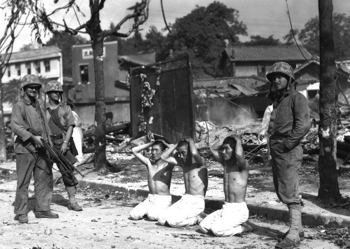 1950年9月，仁川战役中美海军陆战队看押三个被俘朝鲜士兵。