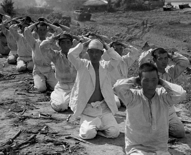 1950年9月，仁川战役中美军看押被俘朝鲜士兵。