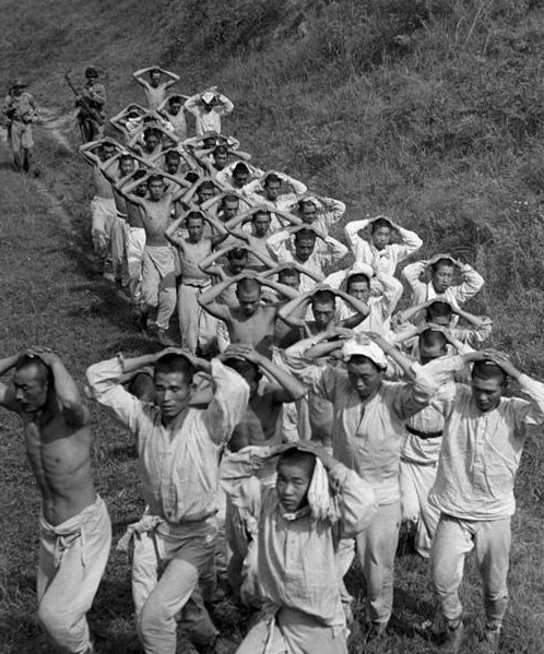 1950年9月，仁川战役中美军看押被俘朝鲜士兵。